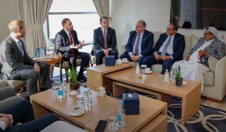 المسؤولون السوريون يبحثون فرص استثمارية مع مجموعة الحبتور الإماراتية